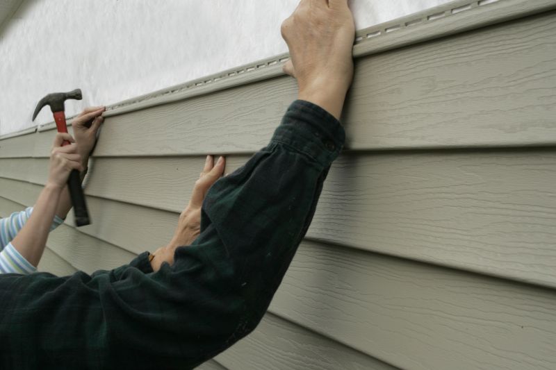 Expert Vinyl Siding Repair Crew